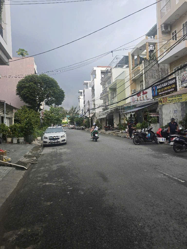  MẶT TIỀN KINH DOANH  TÂN QUY 

NGUYỄN THỊ THẬP 

NGANG 4 DÀI 19 

CÓ 15 TỎI X 