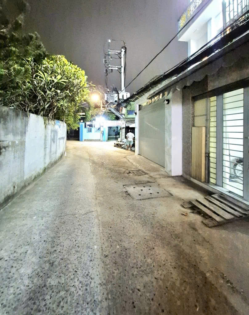  SÁT MẶT  TIỀN XE HƠI Q7 
CÓ 7 TỎI XE HƠI NGŨ TRONG NHÀ 