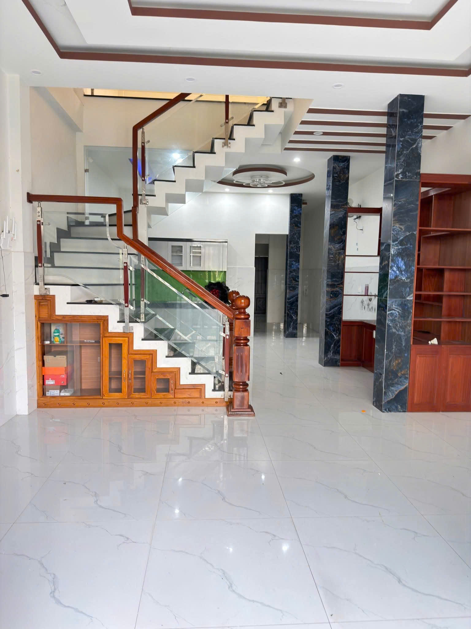 ????????Nhà 2 tầng đường Giáp Văn Cương -  Sát biển 