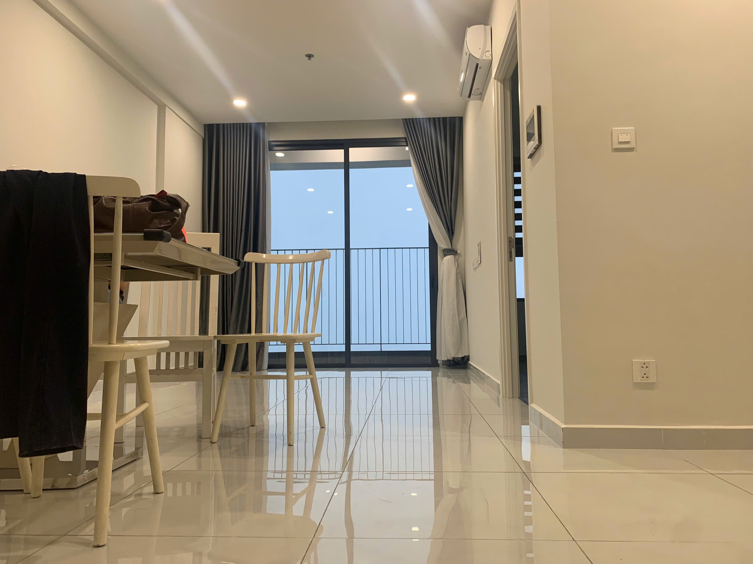  CHO THUÊ CĂN HỘ EMERALD GOLF VIEW – VIEW LANDMARK 81, TẦNG CAO, NHÀ MỚI, ĐỦ NỘI THẤT 