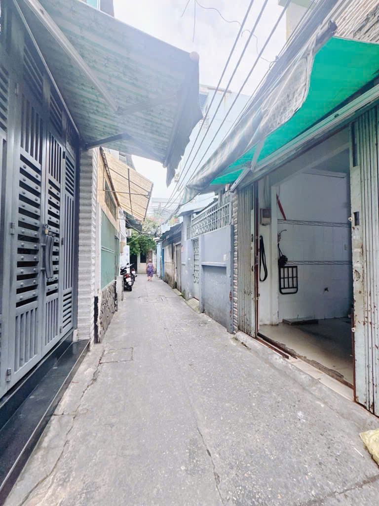  SÁT MẶT TIỀN Q4 TÔN ĐẢN 

NGANG 3 DÀI 16 M 

ĐÚC 4 TẤM 
CÓ 5 TỎI 