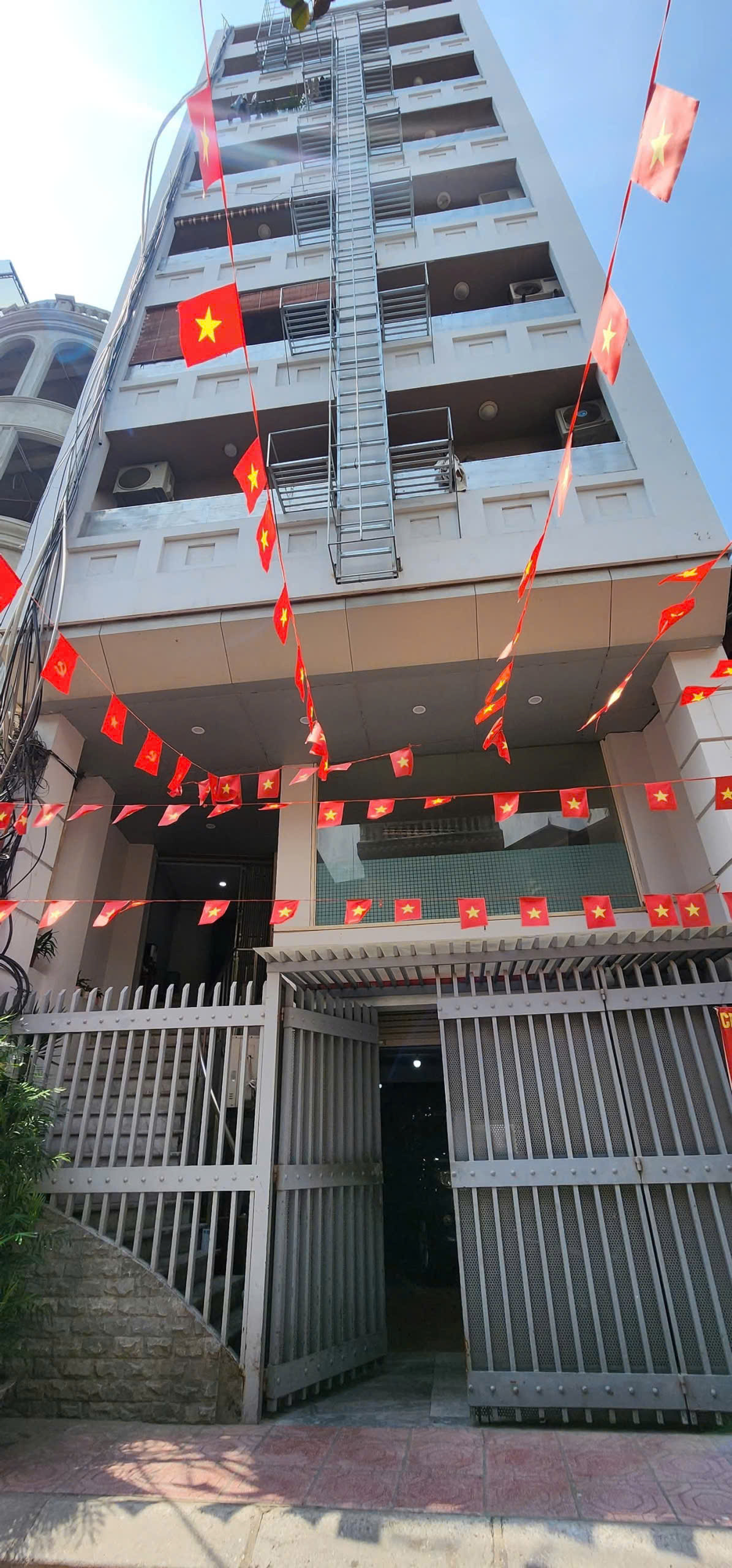  CẦN BÁN TÒA CCMN CAO CẤP TẠI LONG BIÊN 