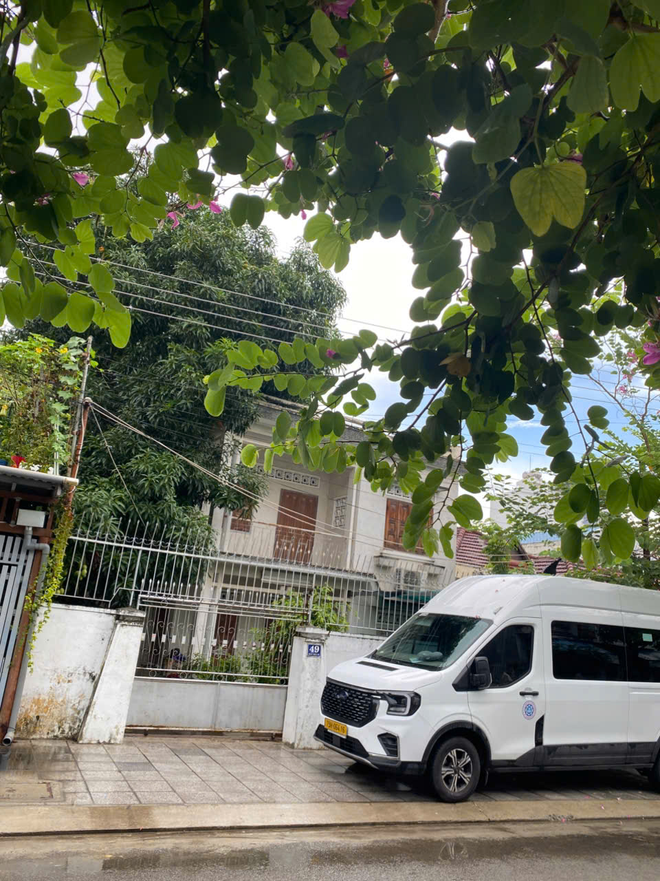  BÁN NHÀ MẶT TIỀN KHÚC THỪA DỤ
Diện tích: 317,5m² (ngang 11m)
Hướng: Đông Nam
Đường trước nhà rộng 15m, khu vực trung tâm sầm uất, tiện kinh doanh đa ngành nghề.
Vị trí cực đẹp, gần biển, chợ, bệnh viện, trường học, di chuyển đến trung tâm chỉ 5 phút.
 