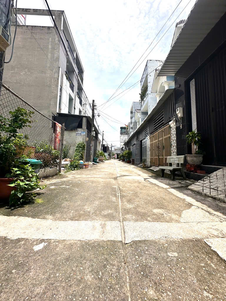  ????Bán Nhà 4 Tầng gần đường Hà Huy Giáp, Ngã tư Ga,THẠNH LỘC Q12.dt 56m2 (4mx14) hẻm ô tô???? 5,3tỷ. 