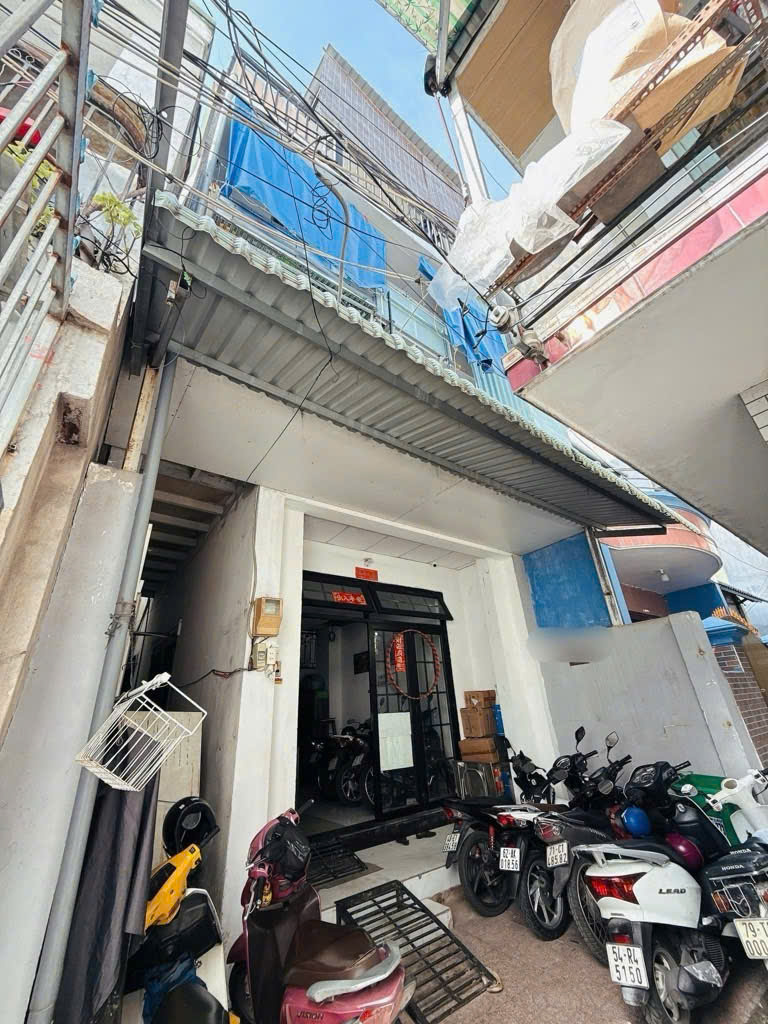  CĂN HỘ DỊCH VỤ NGAY TRUNG TÂM Q7
NGANG 5.25 DÀI 17.2 M ĐÚC 4 TẤM CÓ 74 TRIỆU M
LẠI CÓ DÒNG TIỀN THUÊ 