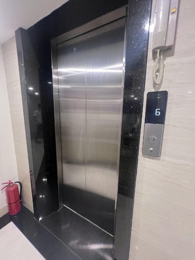  Cho thuê nhà mới, lô góc, Hoàng Cầu, thang máy; vỉa hè 120m2* 4T- 48 Tr 