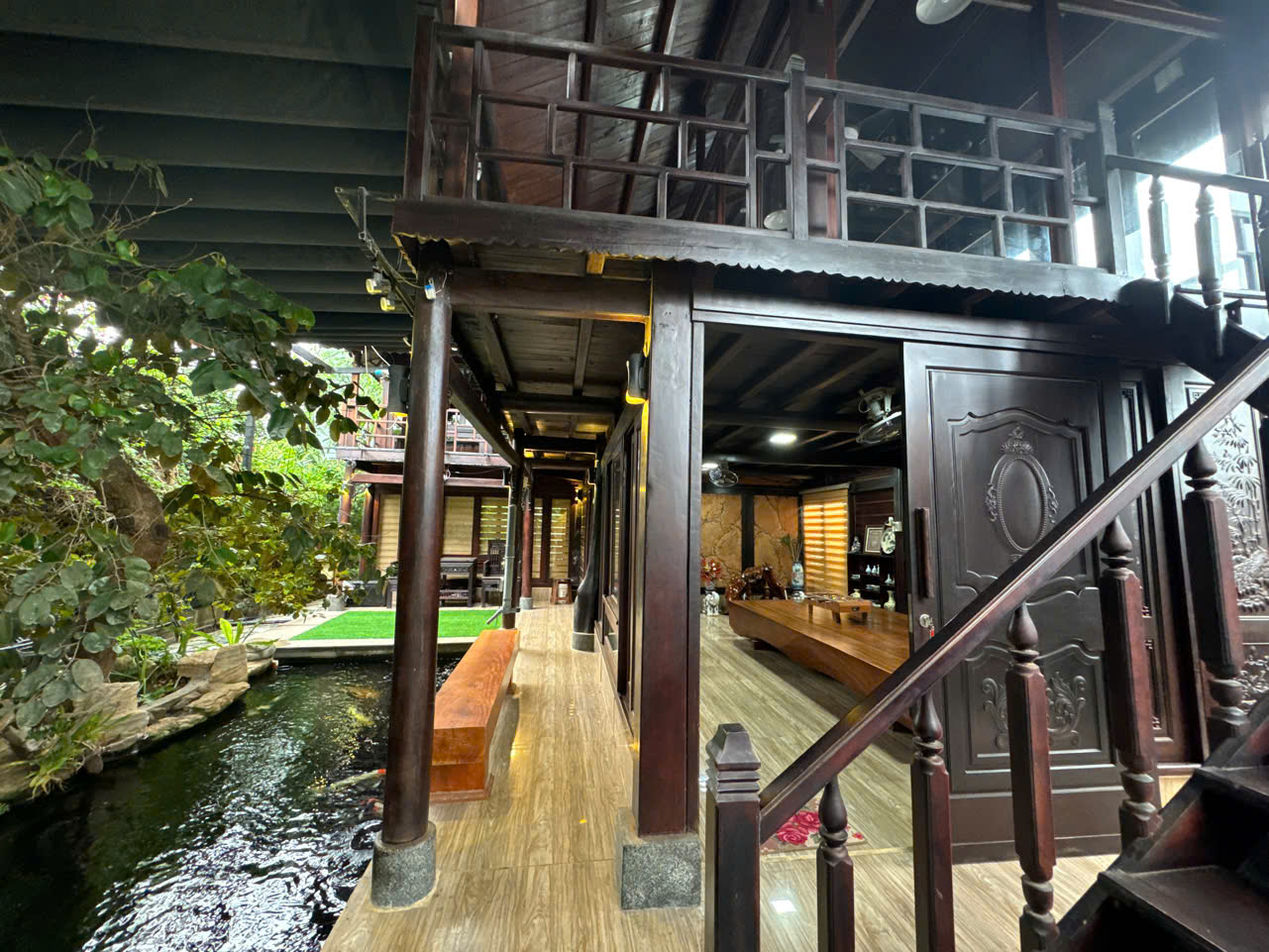  Biệt thự gỗ tâm huyết có hồ Koi
CHỦ ĐI NƯỚC NGOÀI GIẢM GIÁ BÁN NHANH
- Diện tích đất: 279m² (ngang 10m). (Full thổ cư)
- Kết cấu nhà 1 trệt, 1 lầu full gỗ Khung Gỗ Hương, Sàn Trên Gỗ Sao Đen.., cửa gỗ, nu hương, nhà thơm gỗ Xá Xị, Hồ cá Koi, Sân Vườn,  