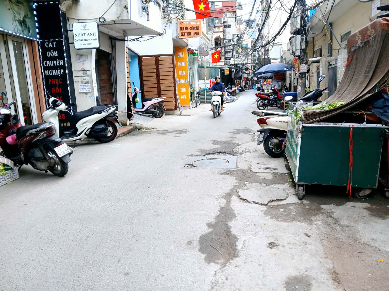  CC CẦN BÁN CĂN NHÀ 2.5 TẦNG  DIỆN TÍCH 33M.NĂM NGAY GIỮA TRUNG TÂM HÀ NỘI, CHỈ VÀI TRĂM MÉT LÀ RA TỚI BẾN XE MỸ ĐÌNH.
 GIÁ CHỈ CÓ HƠN 6XTY.LÀ ĐÃ SỞ NGAY CĂN NHÀ Ạ
NHANH TAY GỌI EM ĐỂ XEM NHÀ.
LH; 0964982442. 