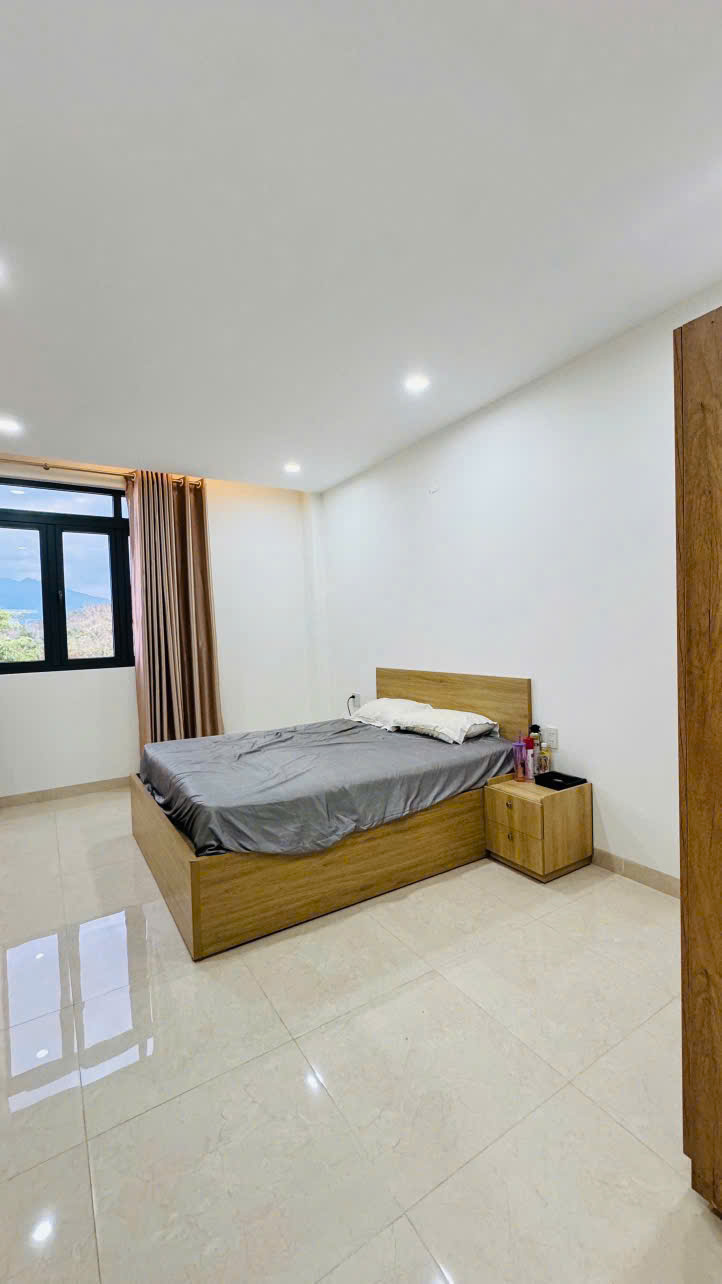  cần bán nhà Kđt mỹ gia-gói 317 lk31
đường số 47, 16m có lề , tiện ích đầy đủ trong bán kính 200m, dtich 5x20, gồm 1 trệt, 2 lầu, 1 tum, 4p ngủ, 5wc, p khách, bếp, sân đậu oto, full nội thất
Nhà đang cho khách nước ngoài thuê 17tr/1 tháng
Giá bán 8ty3 b 