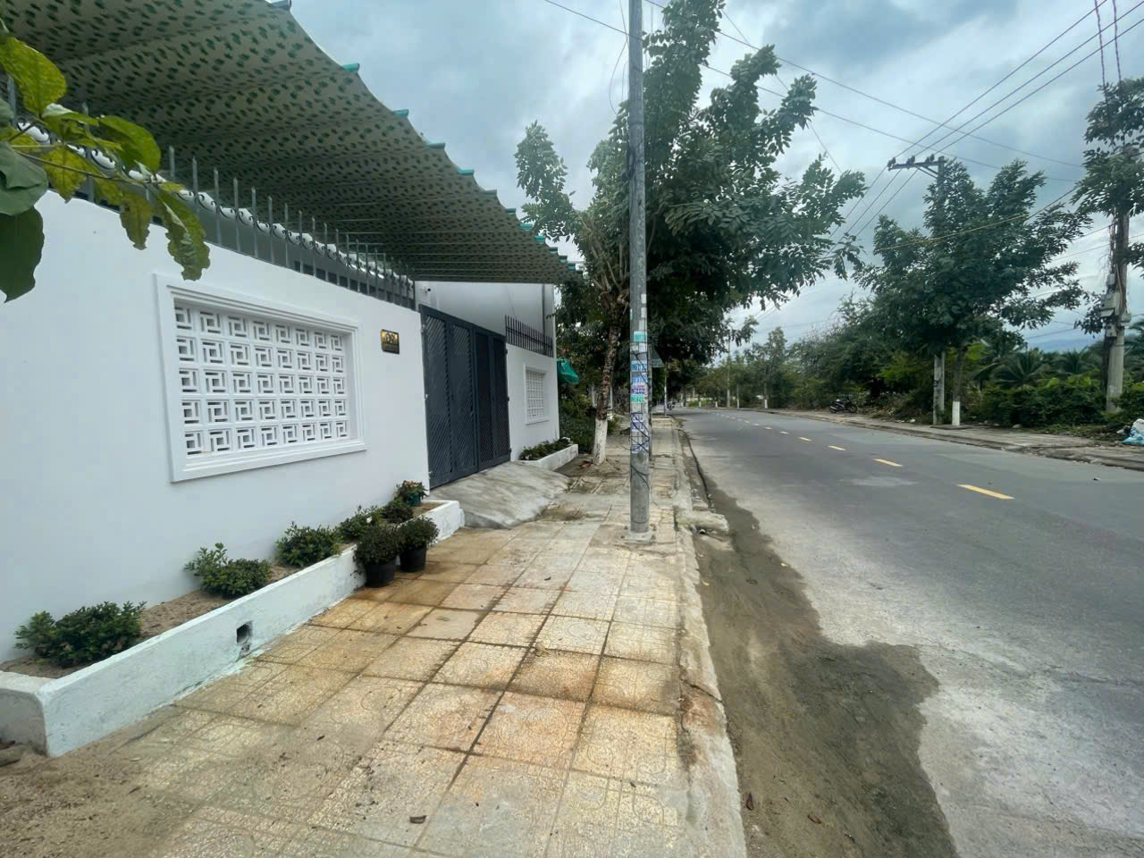  BÁN NHÀ MẶT TIỀN ĐƯỜNG NHỰA GẦN TRƯỜNG MẠC ĐĨNH CHI - THỊ TRẤN DIÊN KHÁNH
Diện tích 185.6m2 (150m2 thổ cư)
Giá bán 3 tỷ (đã có bản vẽ mới) 