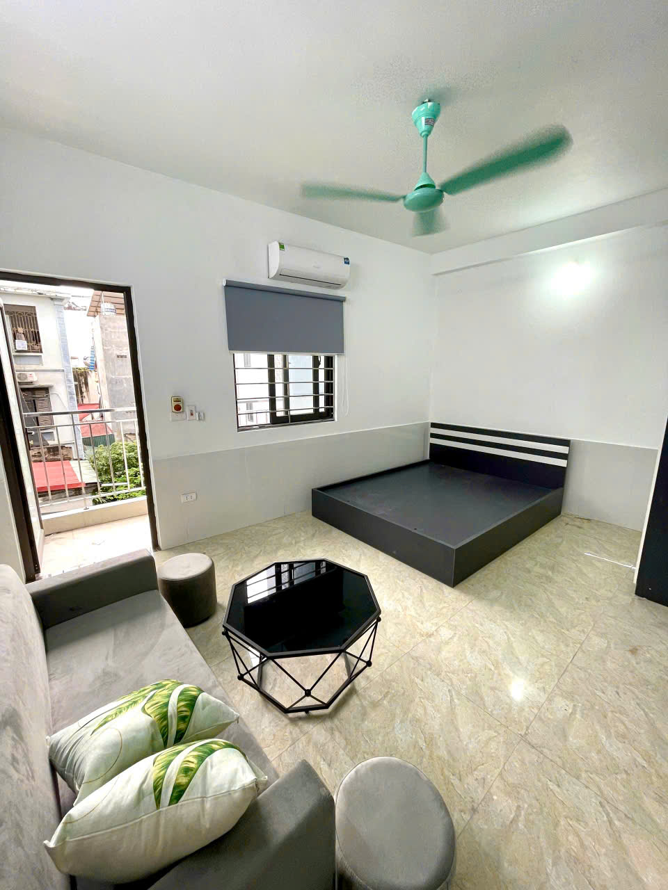  Cho Thuê Ccmn đẹp thoáng ban công giá rẻ Tại 112 Mễ Trì Thượng 