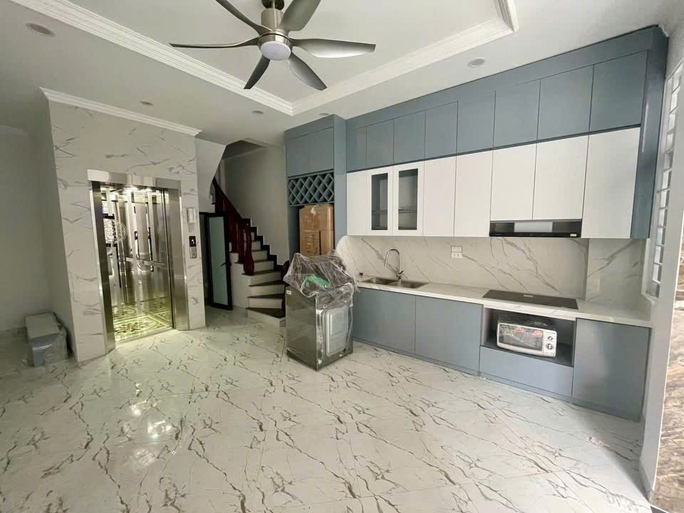  Cho thuê nhà nguyên căn có thang máy, 35m² x 6 tầng, 5PN, 17 triệu/tháng 