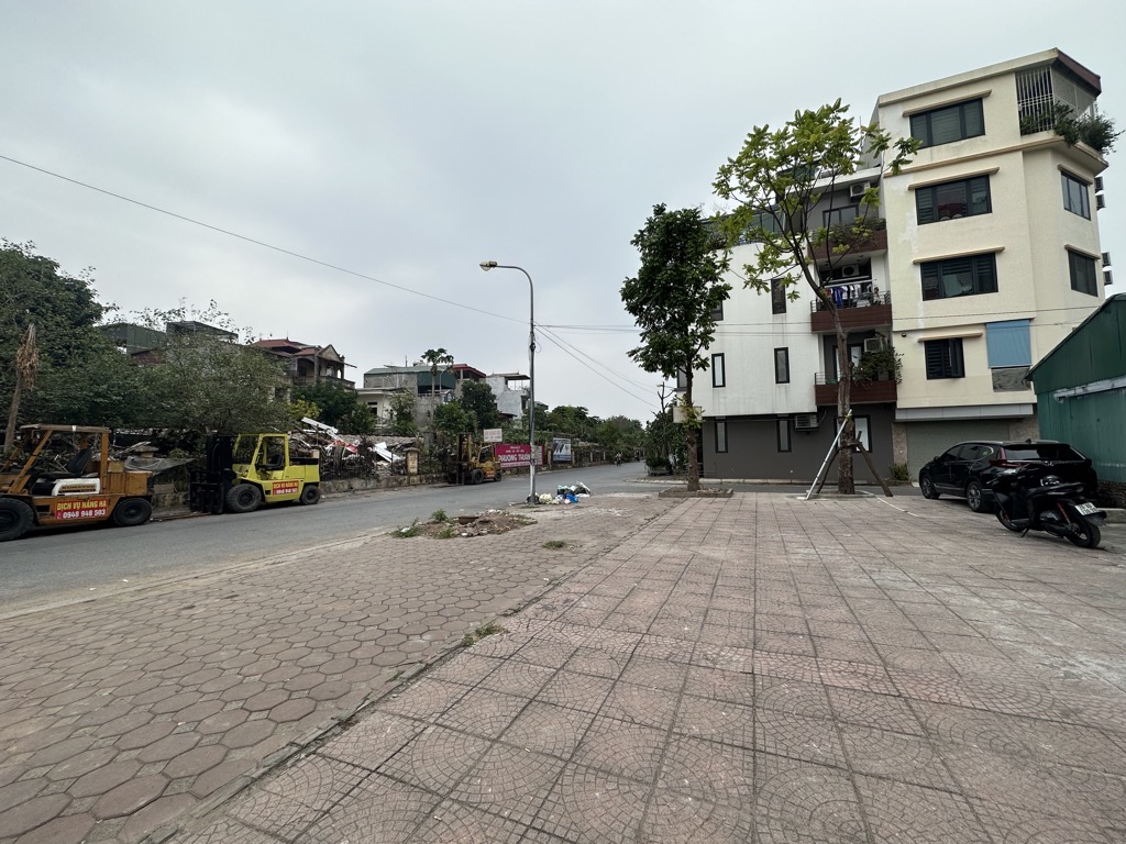  Bán đất Ngô Gia Tự Long Biên - Vỉa hè như Sân bóng- Kinh doanh 50m- 10.5 tỷ 