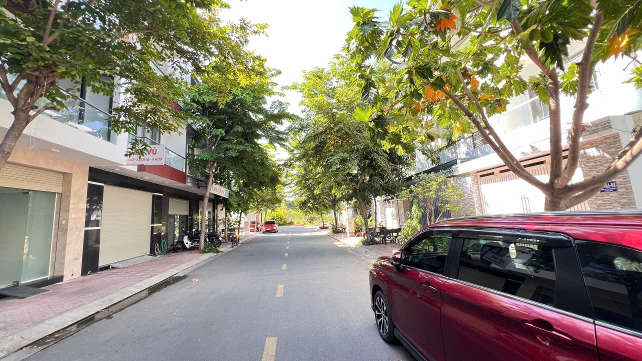  Bán Nhà 3 Tầng Có Thang Máy KĐT Hà Quang 2 Gần Đường Số 4 Gân Biển Nha Trang 
 Diện tích: 80m ngang 5 dài 16m 
Thiết kế 3 Tầng có thang máy , 3 phòng ngủ, 4wc , phòng khách rộng rãi, 1 phòng thời trang , bếp có 2 giếng trời , sân thượng trước sau
Để lại f 