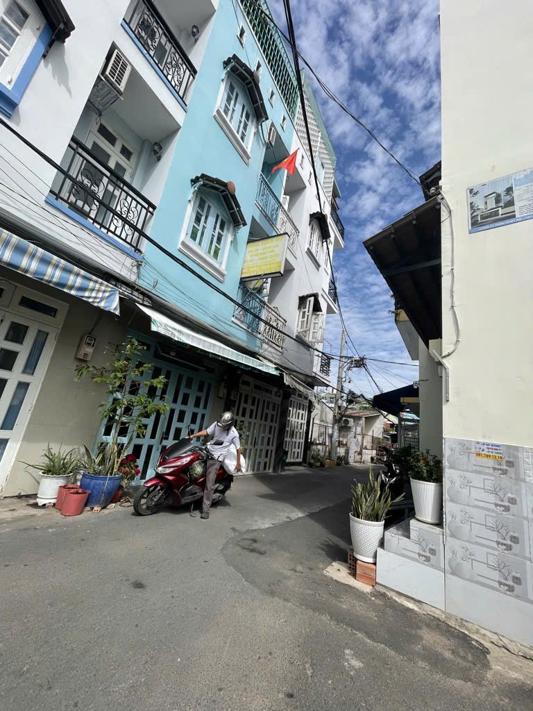  MẶT TIỀN KINH DOANH , HẺM 6M XE HƠI ĐỖ CỬA
 ngang 3.7m, dài 7m Dòng Tiền 16 Triệu 
có 3 tê 