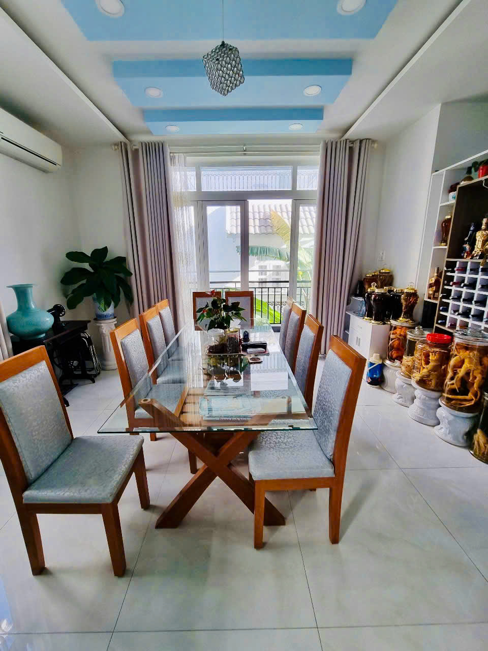  Bán  Biệt thự LKF5, An Viên
- Vị trí khu 1, gần biển, gần đường chính, rất gần Vin Phú Quý
- Diện tích đất 180m2 (12x15).
- Diện tích xây dựng: 320m2.
- Nhà 3 tầng. Có 3 phòng ngủ. 4 nhà vệ sinh.
- Tầng 1: 1 phòng khách, 2 phòng làm việc, 1 nhà vệ sinh.
- 