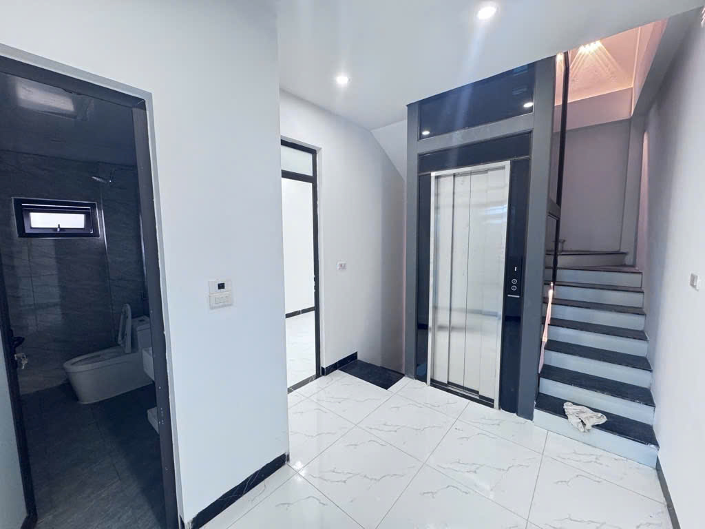  Lk khu đấu giá Quang Lãm, 48m² hơn 11 tỷ, thang máy sịn, ôtô ngủ trong nhà, MT khủng. 