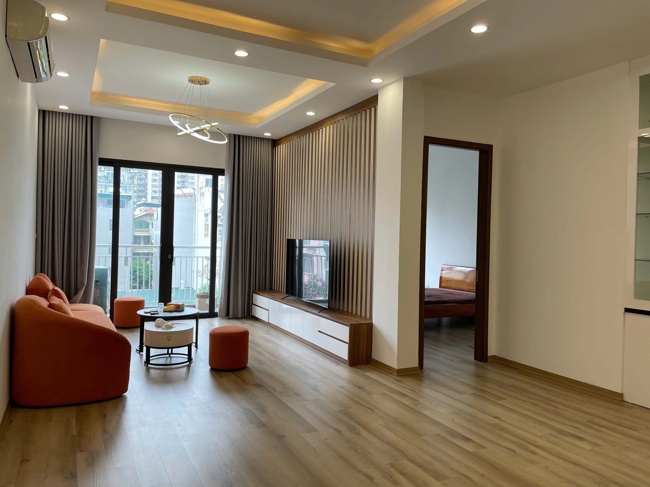  Cho thuê căn hộ tòa 5B – Đại học Thương Mại, phòng 505 tầng 5. 