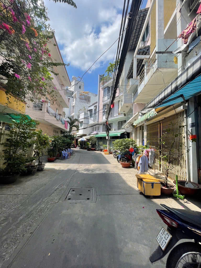  SÁT MẶT TIỀN ĐƯỜNG NGANG 3.5 M 
DT NGANG 3.9 X12 CÓ 4 TỀ Q4 