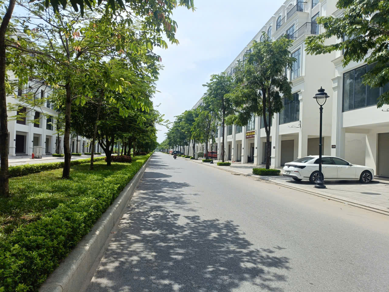  Mặt phố Đại lộ Thảo Viên - Hinode 92.5m2- 5T, Vỉa hè KD, gần hồ, giá 21.5 tỷ 