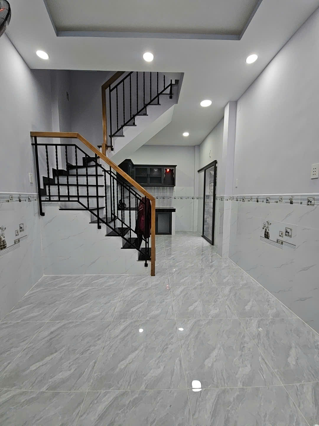  Căn góc 2 mặt tiền hẻm Q4
Ngang 3 dài 6.8 nở 4.1
CÓ 2 TỶ 