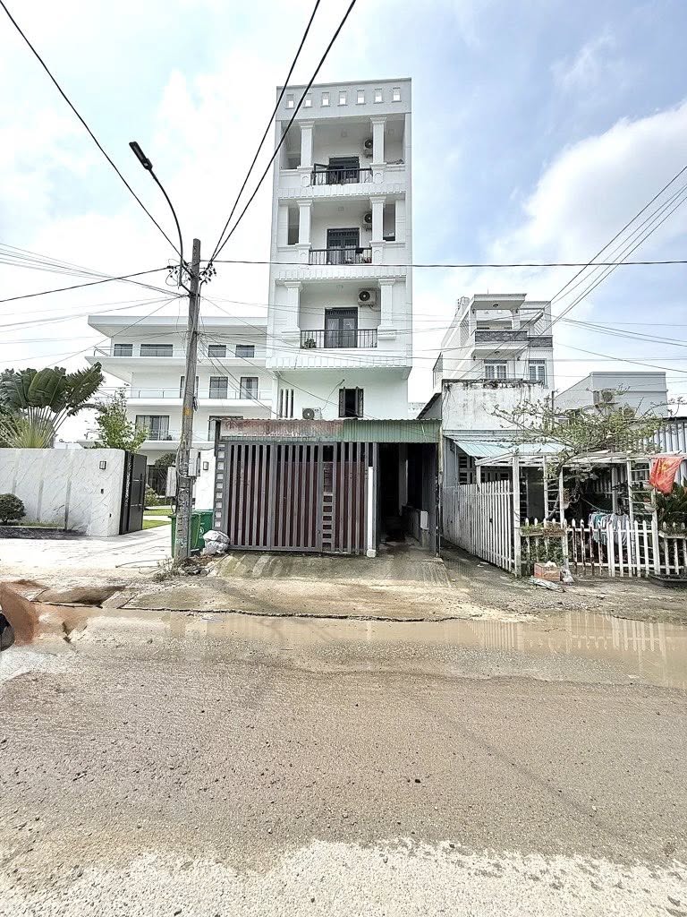  CĂN HỘ DỊCH VỤ 6 Tầng tổng 18 phòng Khu VIP đường VƯỜN LÀI, An Phú Đông, Diện tích 165m2 (5.5 x 30), nở hậu 6.2m; gần Đại học Nguyễn Tất Thành. 