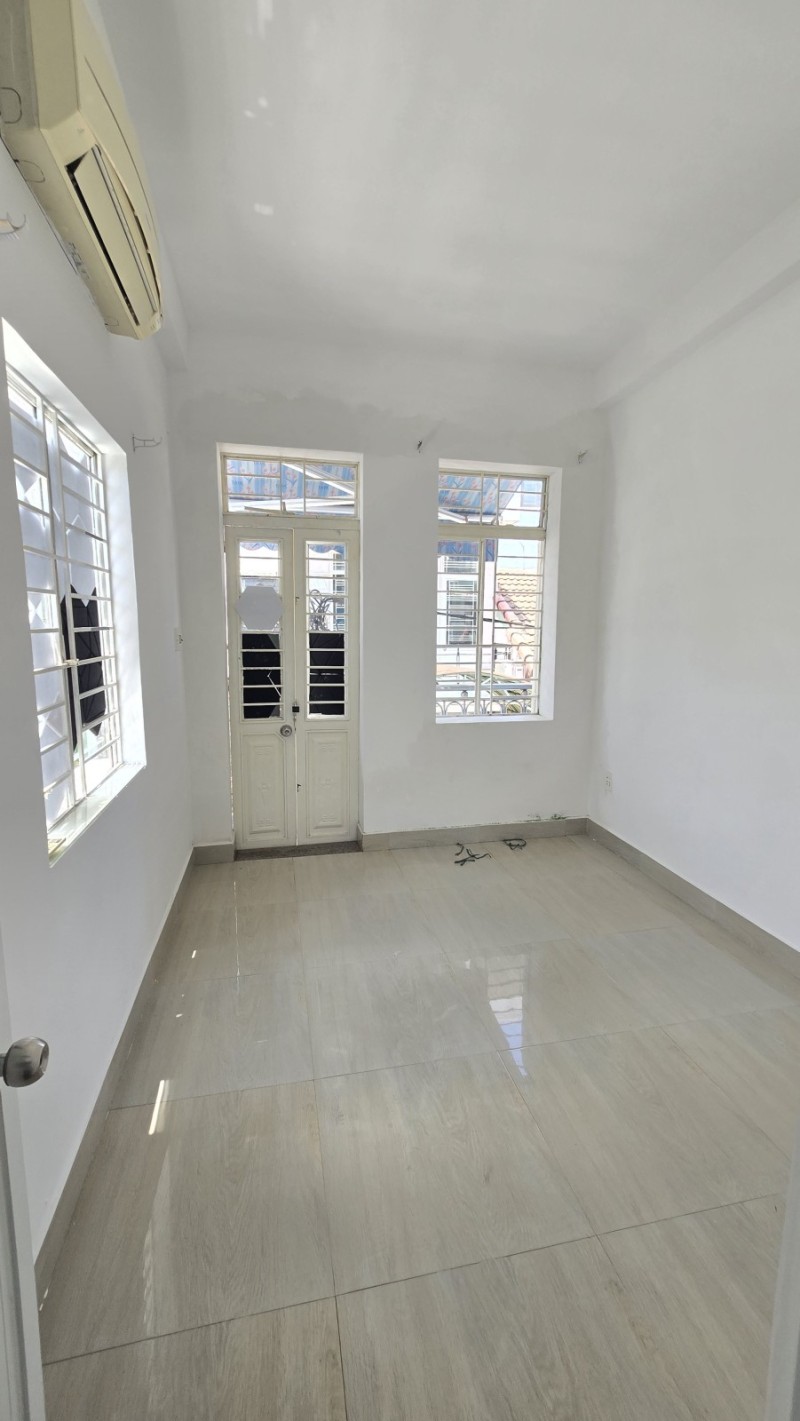  ♪ Nhà cạnh BIG C Hùng Vương, 30m2, 3 tầng, 3PN, 3.1 tỷ 