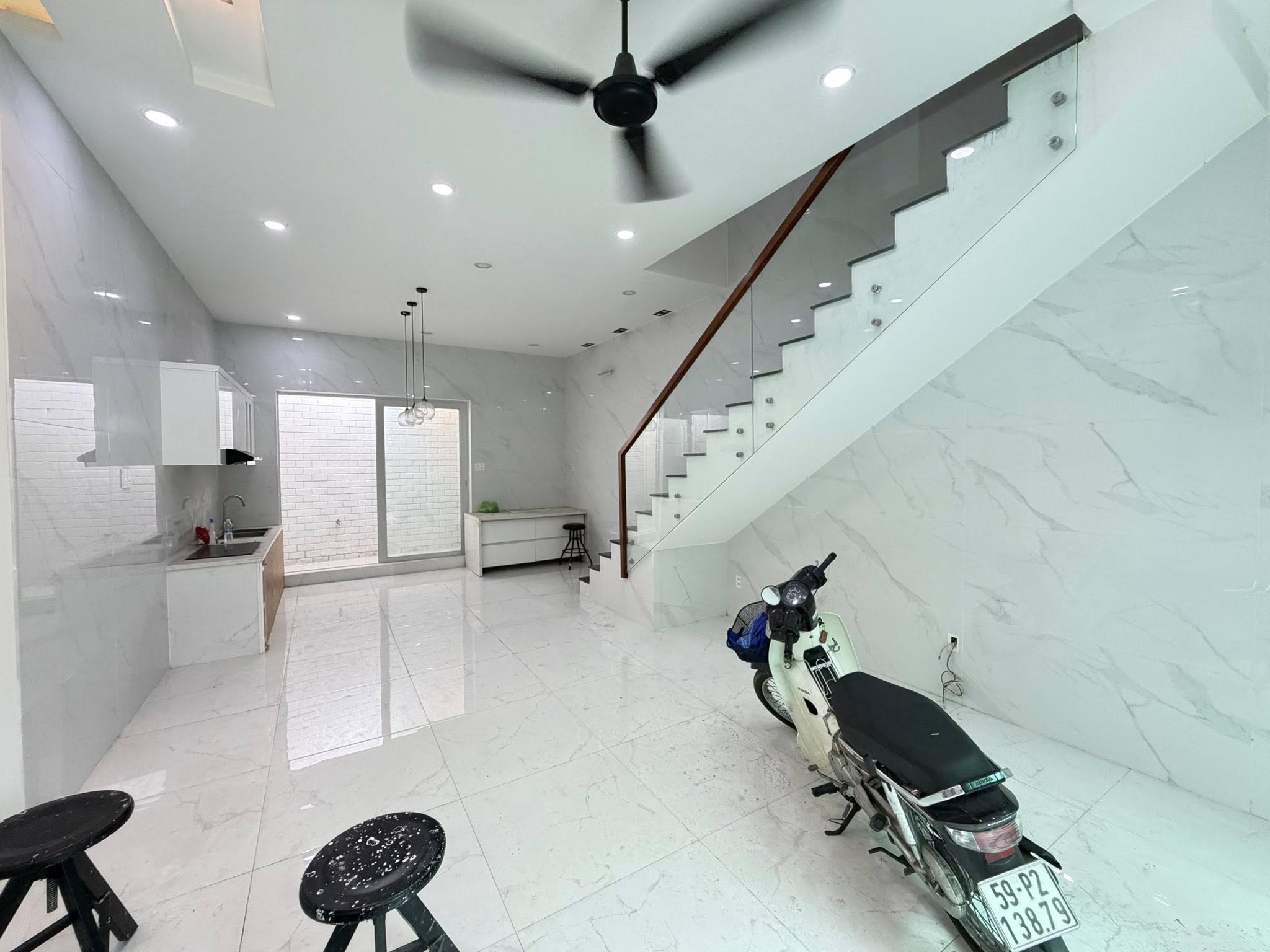  Bán gấp - hẻm xe hơi  - giáp q1 - 42m2 - 3 tầng - 3pn - pháp lý chuẩn - nhỉnh 6 tỷ 