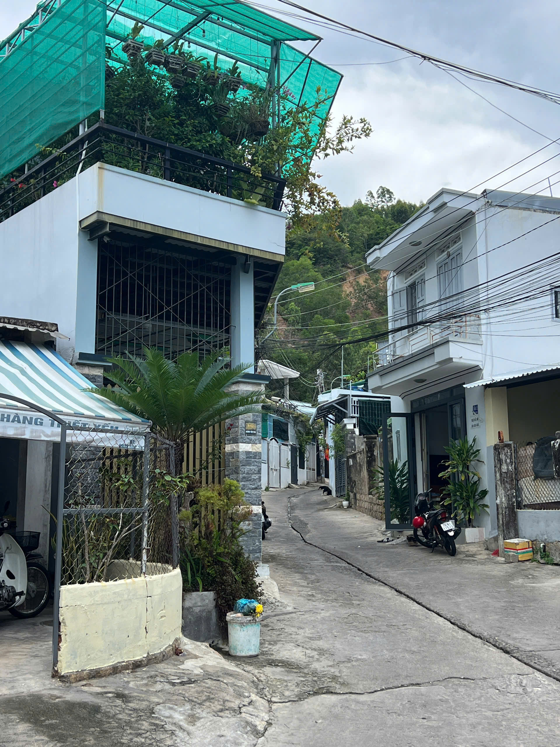  BÁN NHÀ CẤP 4 ĐƯỜNG DƯƠNG VĂN NGA - VĨNH HẢI – NHA TRANG, ĐƯỜNG Ô TÔ VÀO TẬN NHÀ ( NHÀ 2 MẶT TIỀN ĐƯỜNG )
Giá bán: 2 tỷ 350 ( Thuế phí bên bán chịu) Số chứng chỉ: đang đợi cấp chứng chỉ mới , số chứng nhận: MG 25- 625 