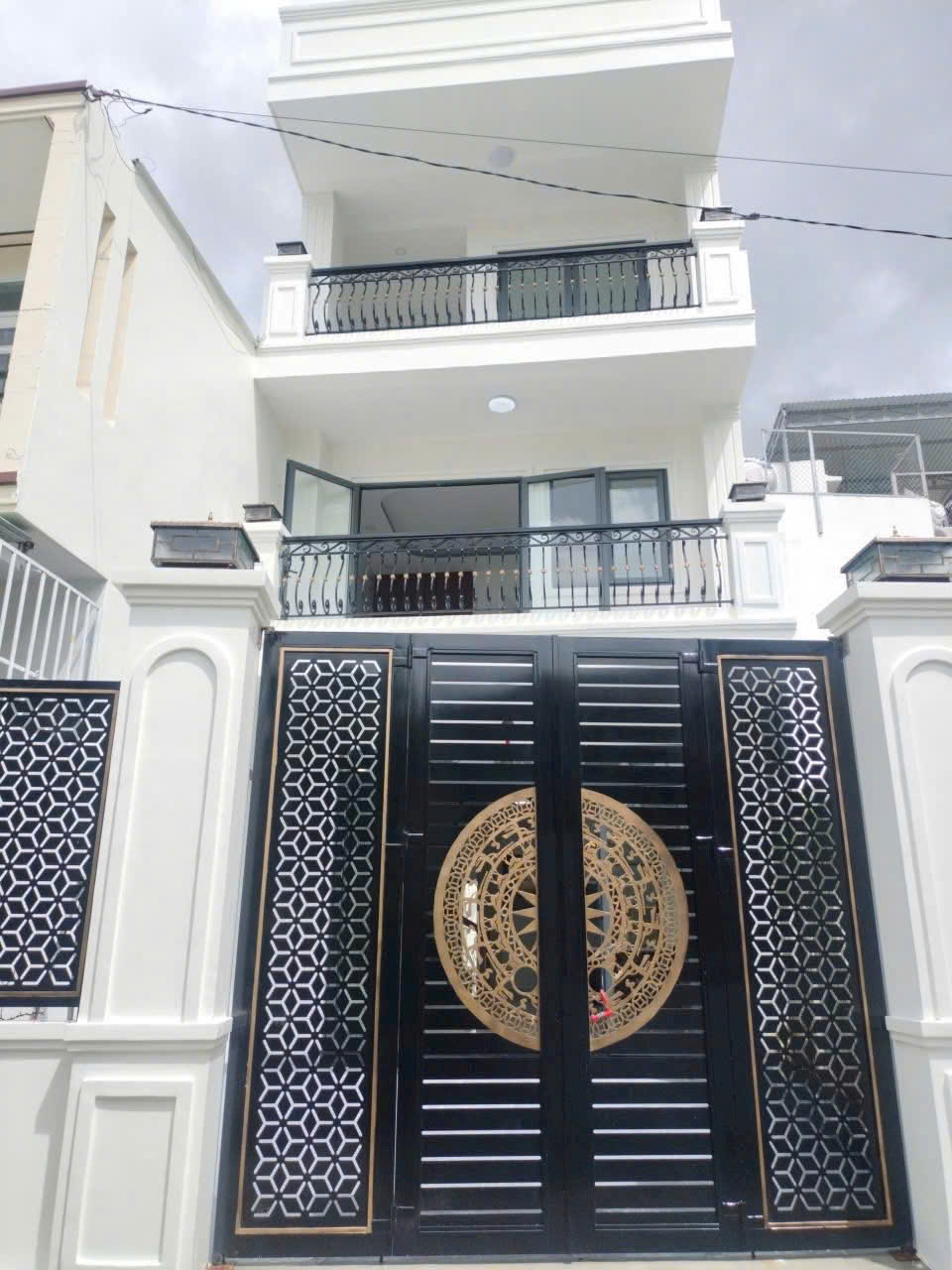  BÁN NHÀ ĐẸP "HIẾM CÓ" TẠI VĨNH NGỌC, NHA TRANG

· Vị trí đắc địa, gần bờ kè Liên Hoa.
· DT: 120m²  XD: 224.6m². Nhà 1 trệt 2 lầu.
· Phong cách Cổ Điển - Hiện Đại, sân vườn, ban công view thoáng.
· Đầy đủ tiện nghi: 4 PN, PK, Bếp, phòng Thờ, 