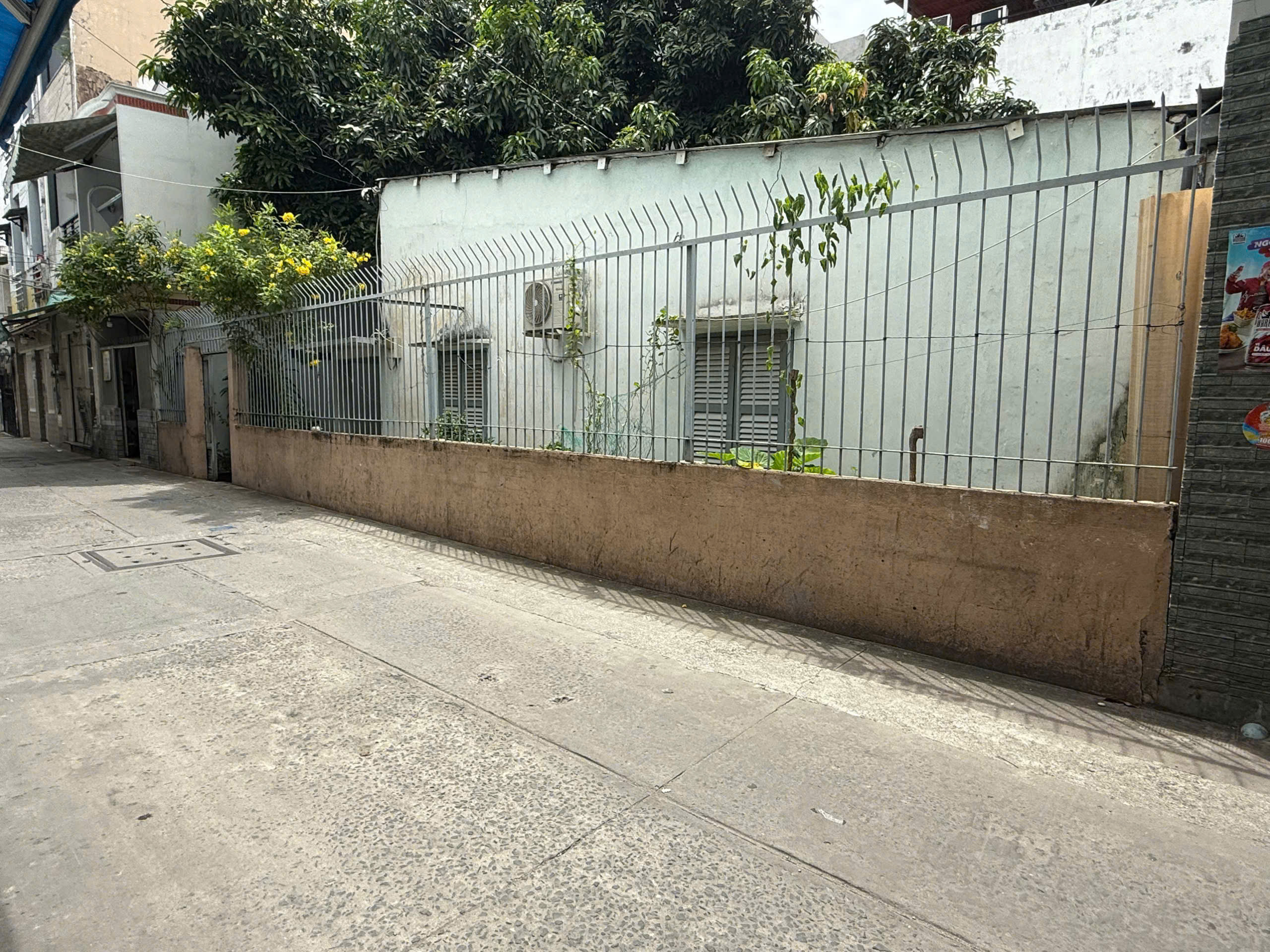  Mặt tiền xe hơi ????ngủ trong nhà Quận 4 
NGANG 9.2 DÀI 14.5M
CÓ 12 TỎI 