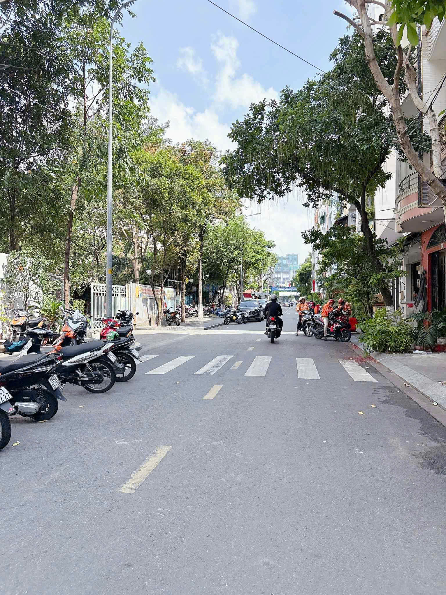  NHÀ HẺM 1/  KHÁNH HỘI QUẬN 4
có hơn 2 tỏi 