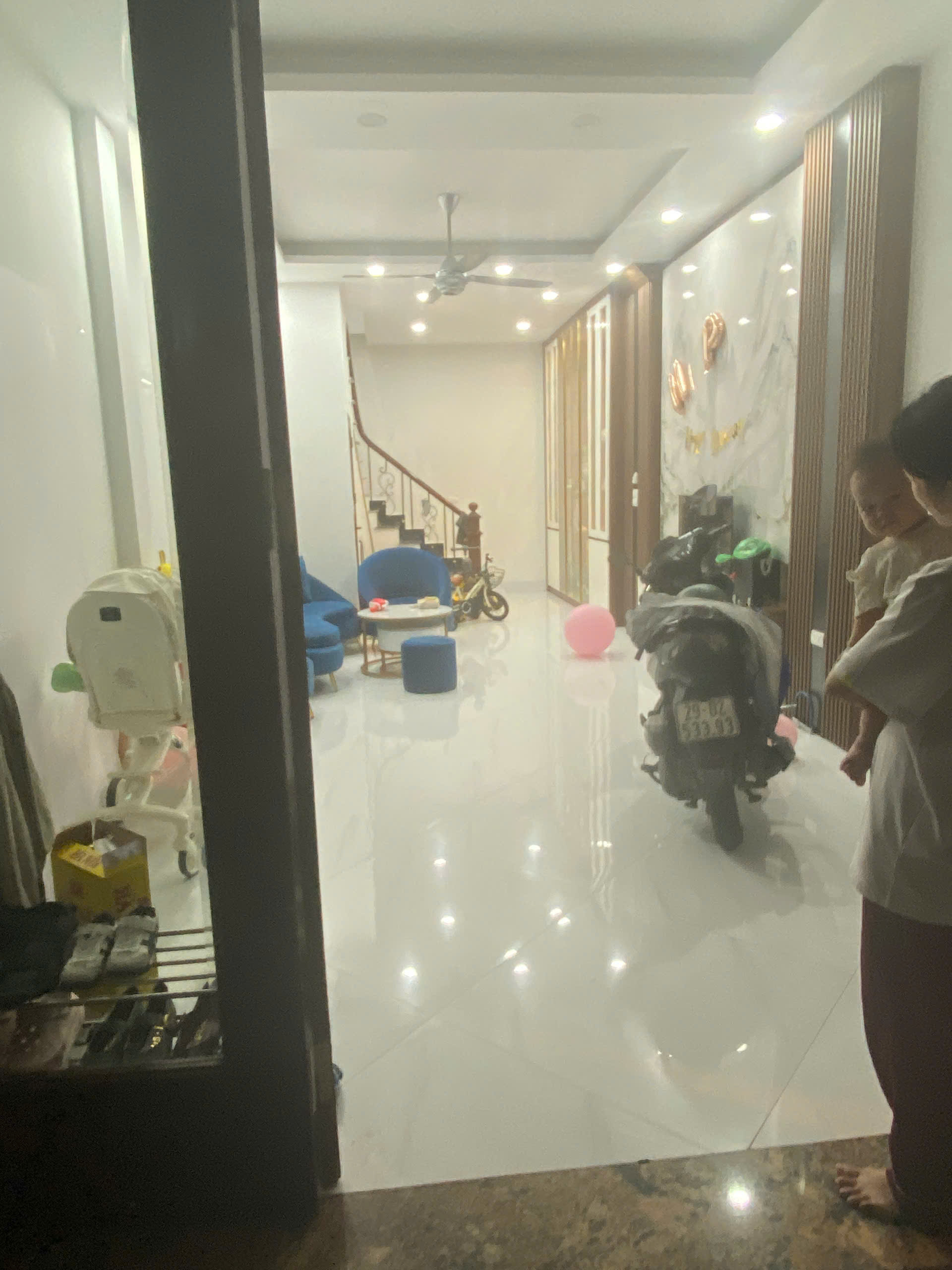  Gia đình tôi cần bán  nhà đẹp ở luôn ngõ 101 Thanh Nhàn, 40m2, 5 tầng, 6 phòng ngủ giá 12.2 tỷ có TL 