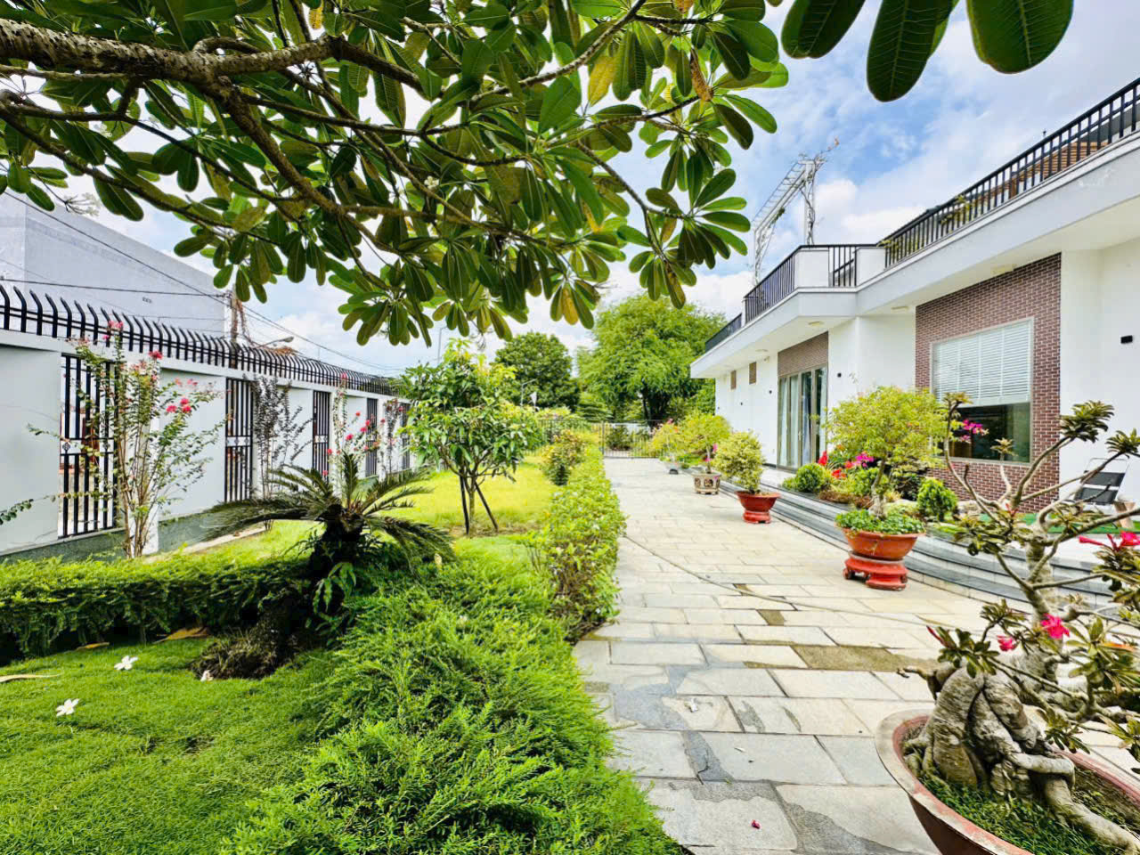  Bán nhà 2 mặt tiền 25x30m giá 21,5 tỷ Đường 8m Nguyễn Thị Thảnh 