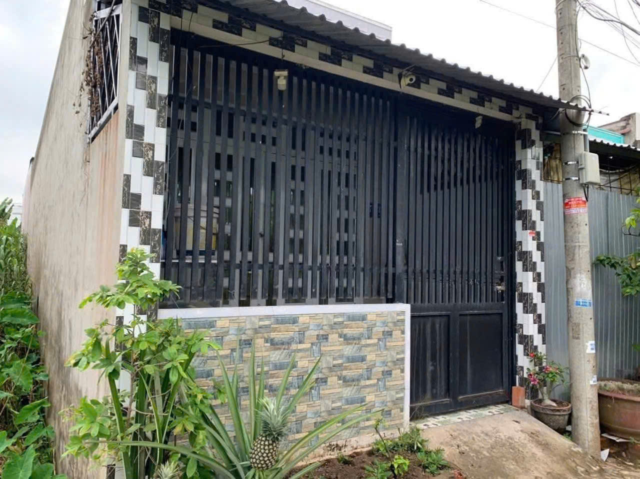  56. Nhà 6 triệu 2 phòng có nội thất gần sân Cầu Lông Tambo 