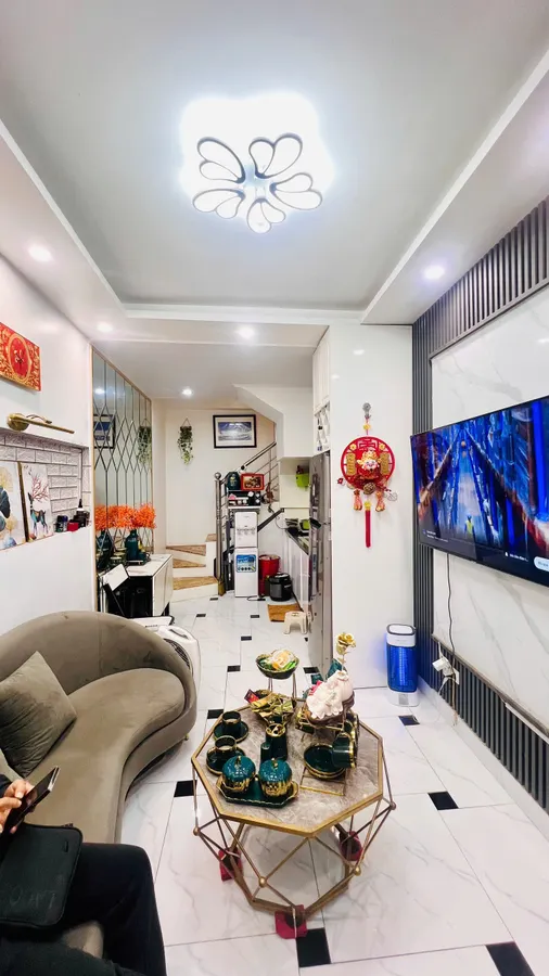  Bán Nhà Ngõ Thịnh Hào3 18/22m2. 5 tầng. mặt tiền 2.7m. giá 5.85 tỷ Đống Đa Hà Nội 