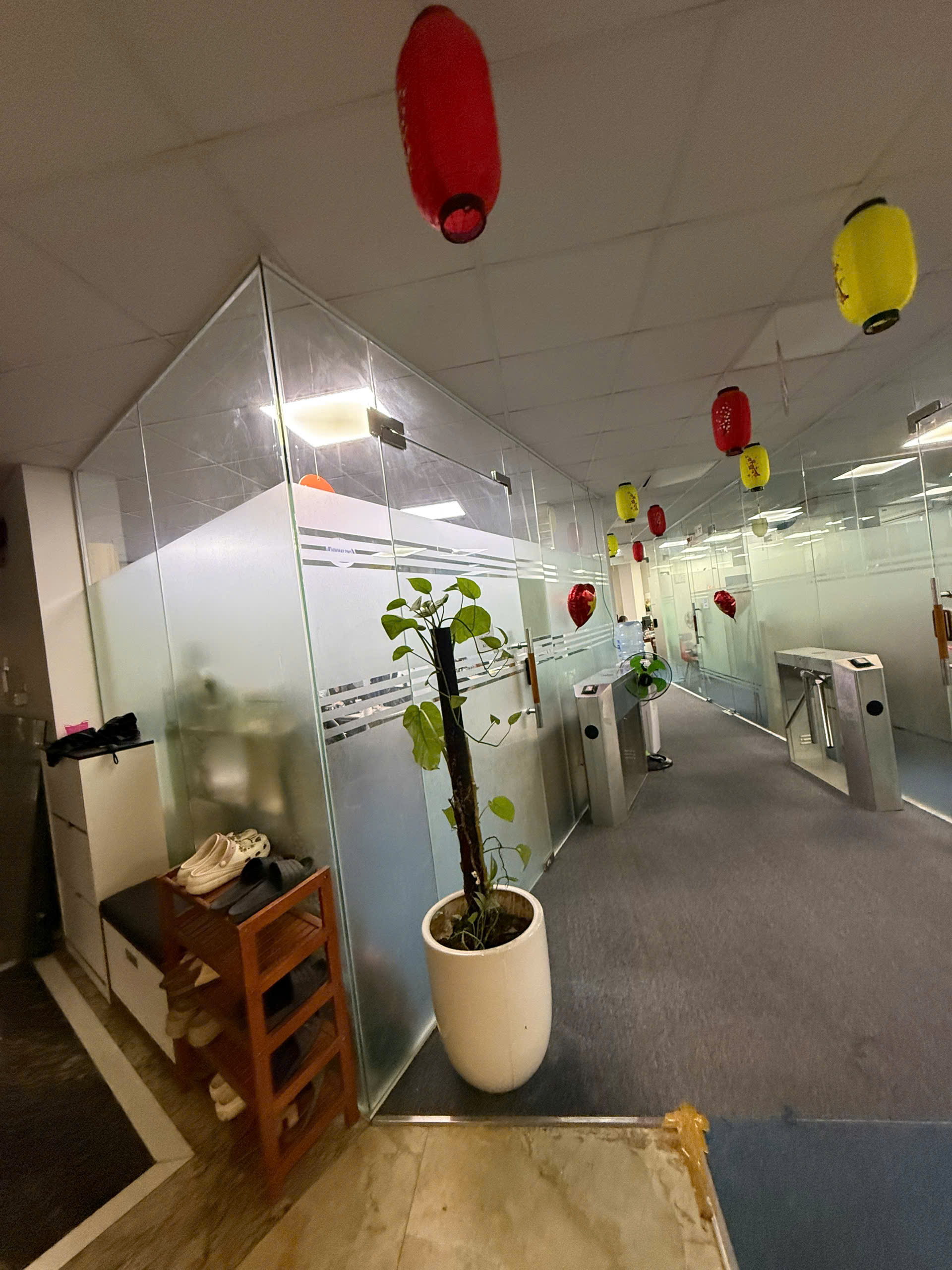  Cho thuê nhà mặt phố Đền Lừ, 220m² x 4 tầng, có thang máy, 33 Triệu làm VP cty 