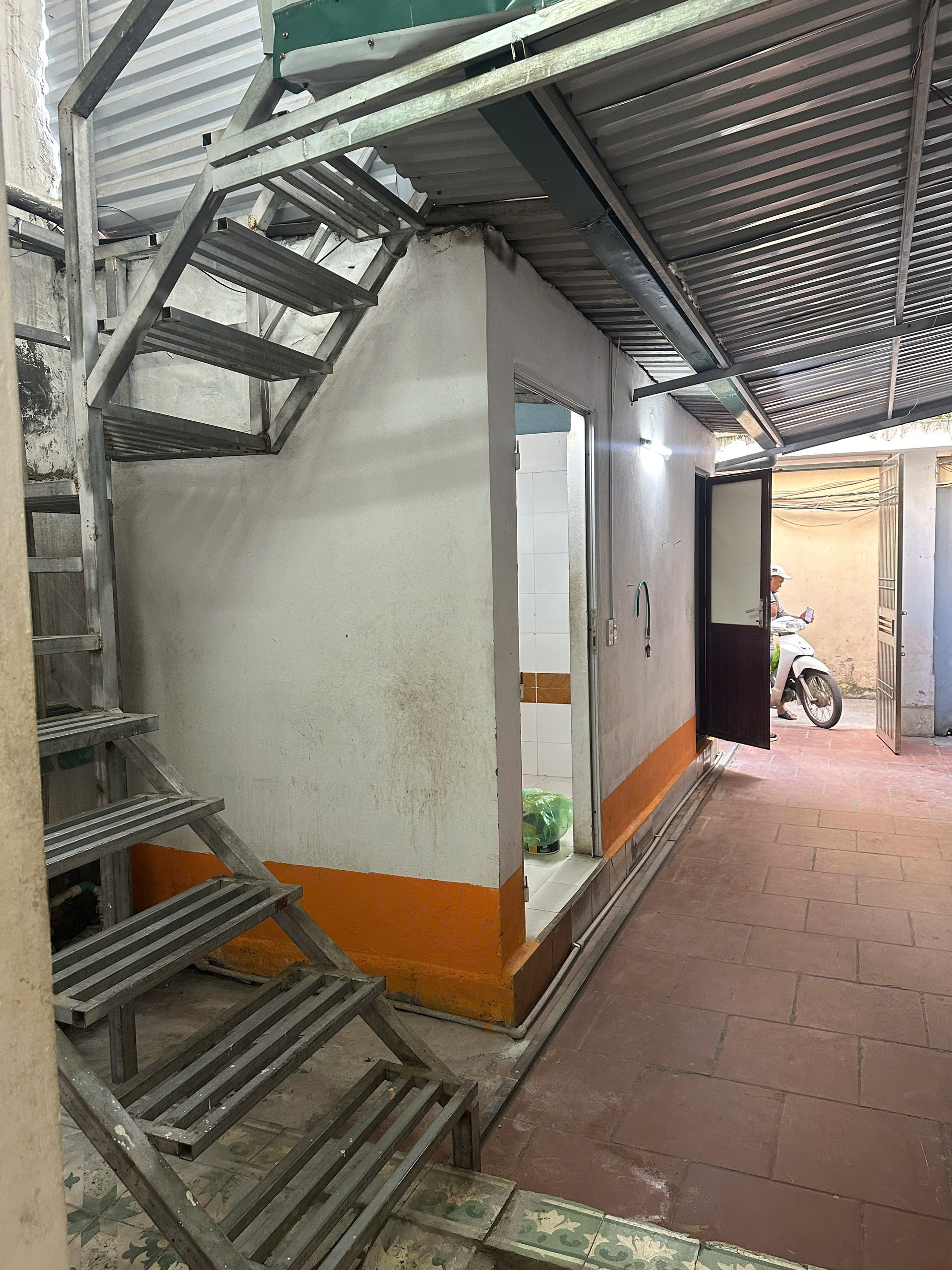  Cho thuê nhà Phố Đường Láng 56m2 mặt tiền 3.5m x 2 tầng, 2 ngủ, 9 triệu/th 