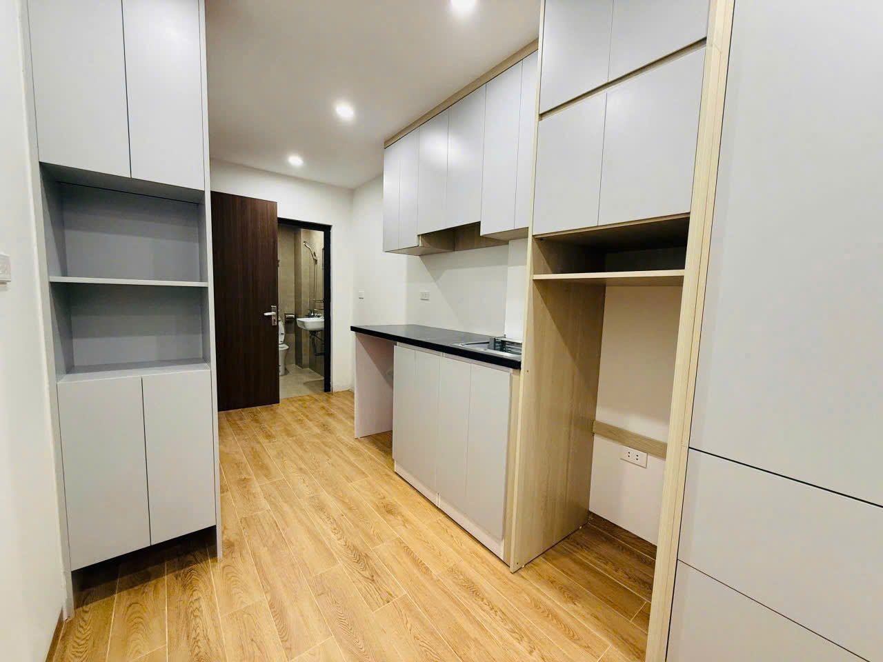  PHÂN LÔ VỈA HÈ Ô TÔ TRÁNH DỪNG ĐỖ 7 TẦNG THANG MÁY 11PKK FULL ĐỒ DOANH THU 75TR -Đường Bưởi 67/48 m, 7 T, mt 4.3, giá 19.9 tỷ 