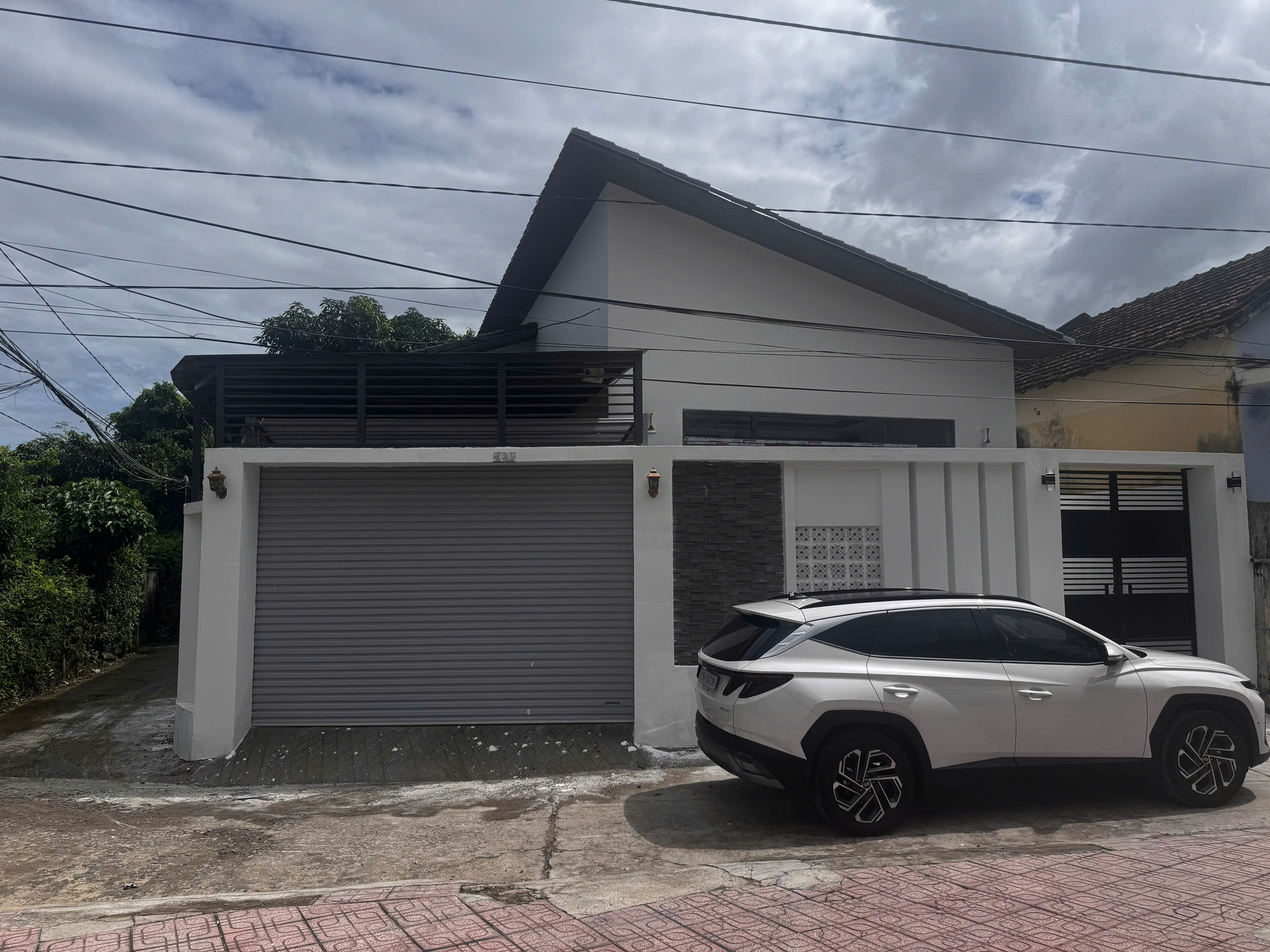  Nhà căn góc phường Tây Nha Trang  cách 23/10 50m đường ô tô tận nơi đối diện trường Mầm non Vĩnh Trung 

Tổng dt : 170m2. Sổ 120m2 full đất ở đô thị 
3pn, khách, bếp, 1 wc master to , 1wc phòng riêng, có gara oto 
4,8 tỷ có thương lượng ( bao thuế phí 