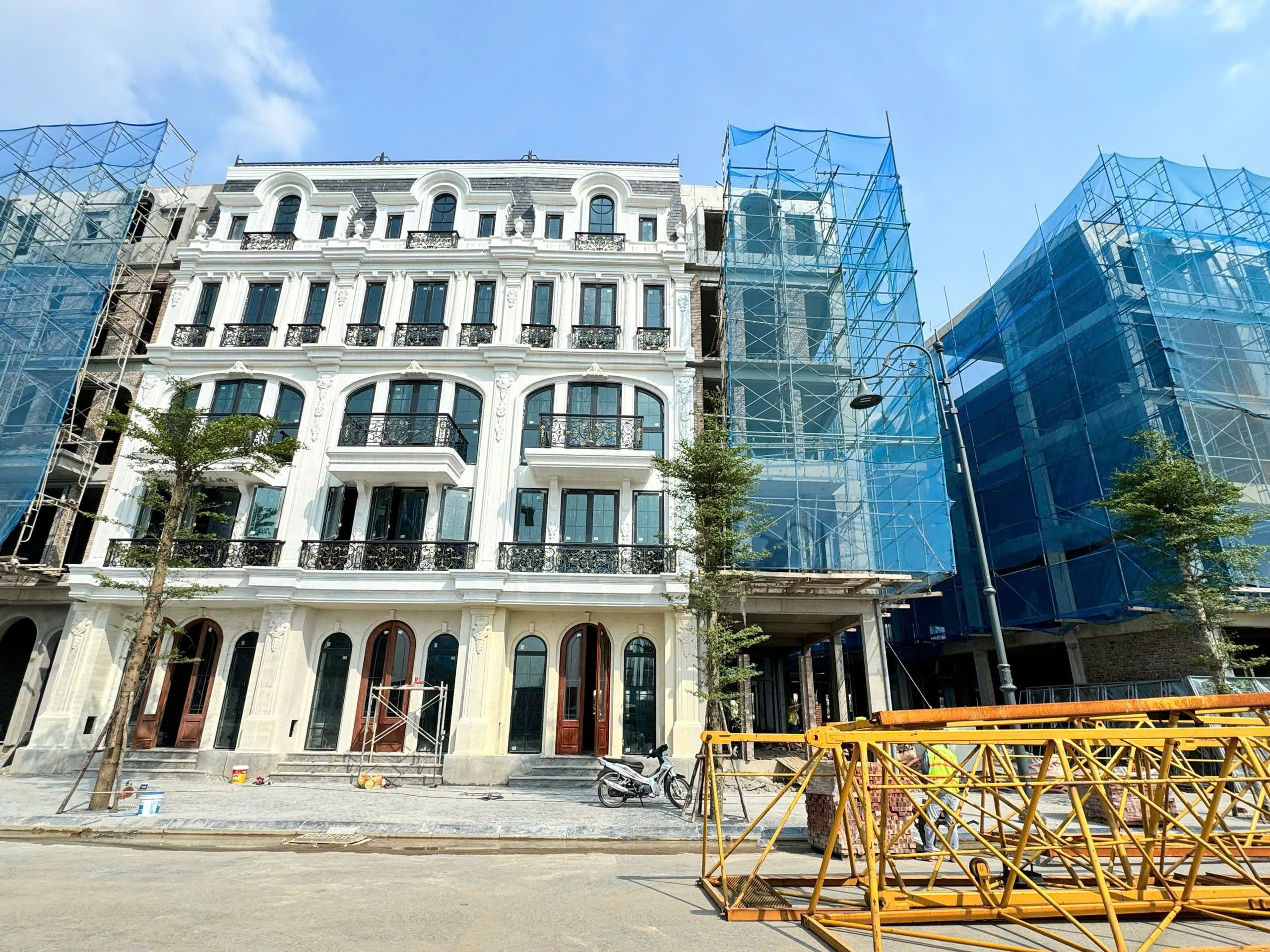  BÁN NHÀ HOÀNG QUỐC VIỆT 95M2  KHU LIỀN KỀ PHÂN LÔ LH; 0931982626 