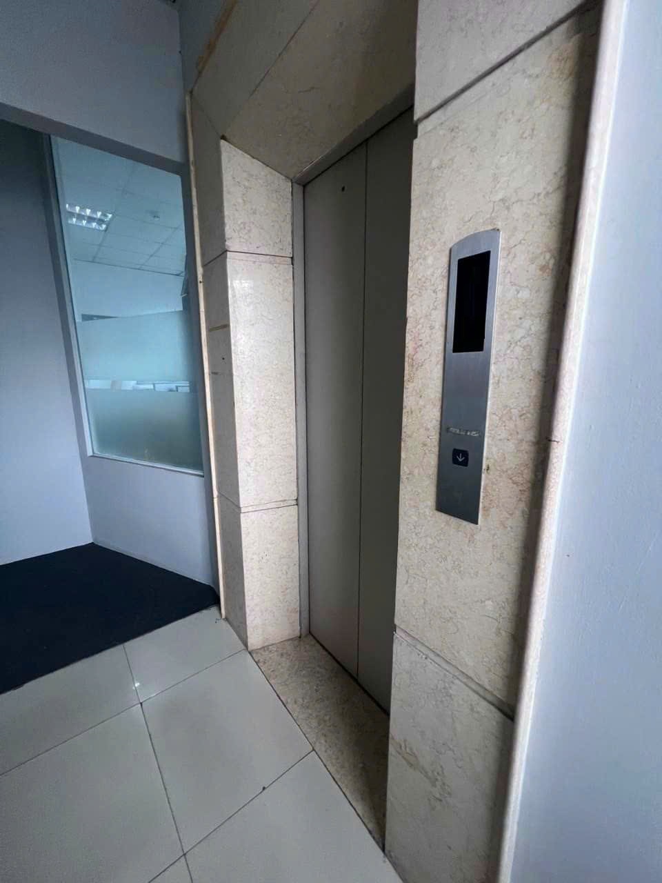  cho thuê nhà hai cửa đi, mới, Hoàng Cầu, 100m2x 4T vỉa hè 32 Tr 