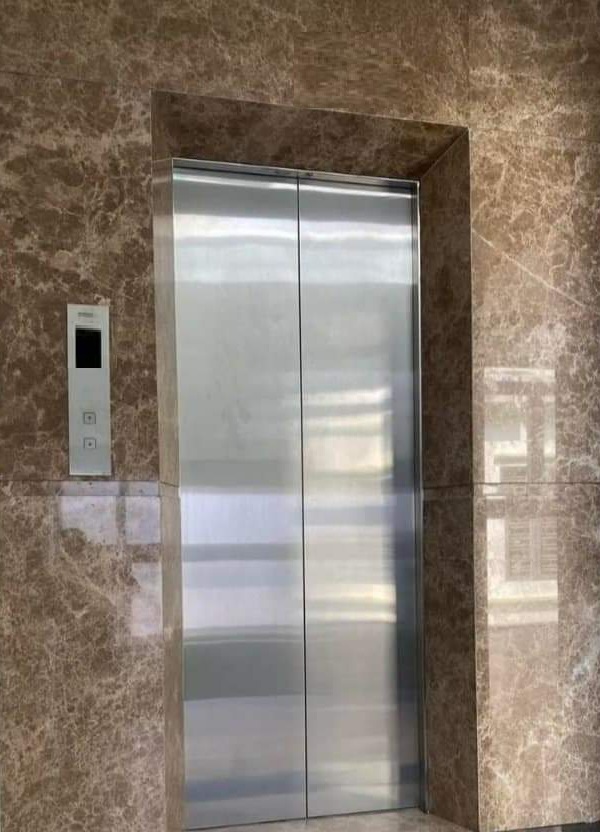  Cho thuê nhà lô góc, mới , thang máy,vỉa hè, 118m2- 5T, Duy Tân_45 Tr 