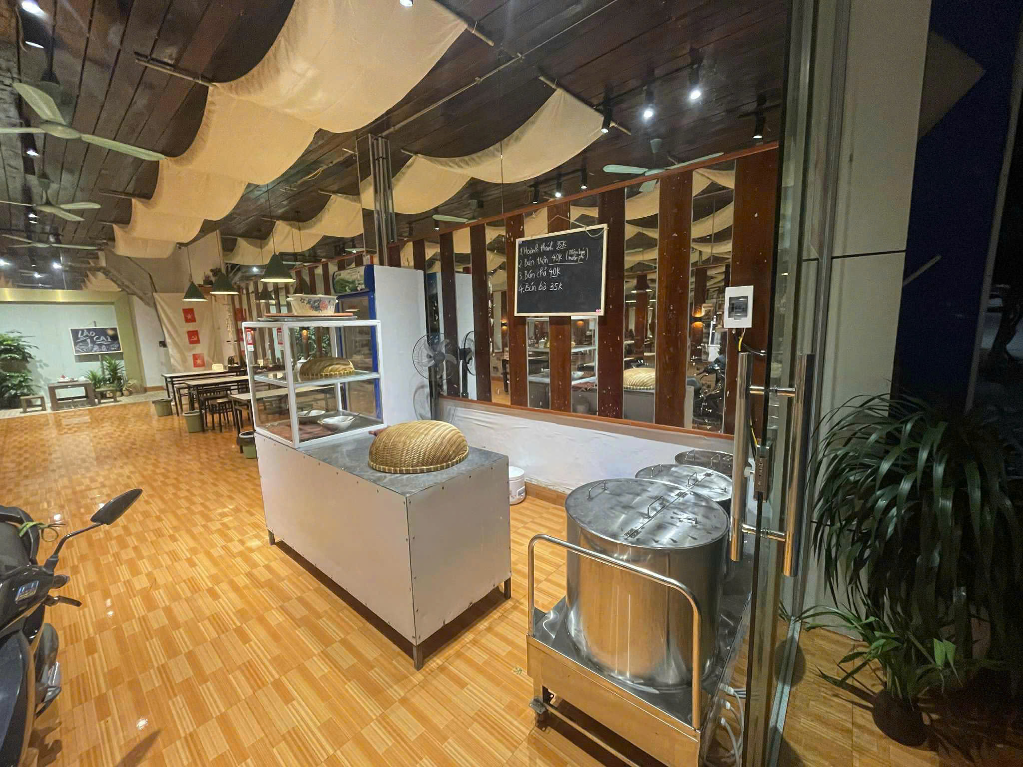  SANG NHƯỢNG NHÀ HÀNG MỚI SỬA SANG – VÀO KINH DOANH NGAY TẠI TRUNG TÂM PHƯỜNG KIM TÂN, TP. LÀO CAI, LÀO CAI 