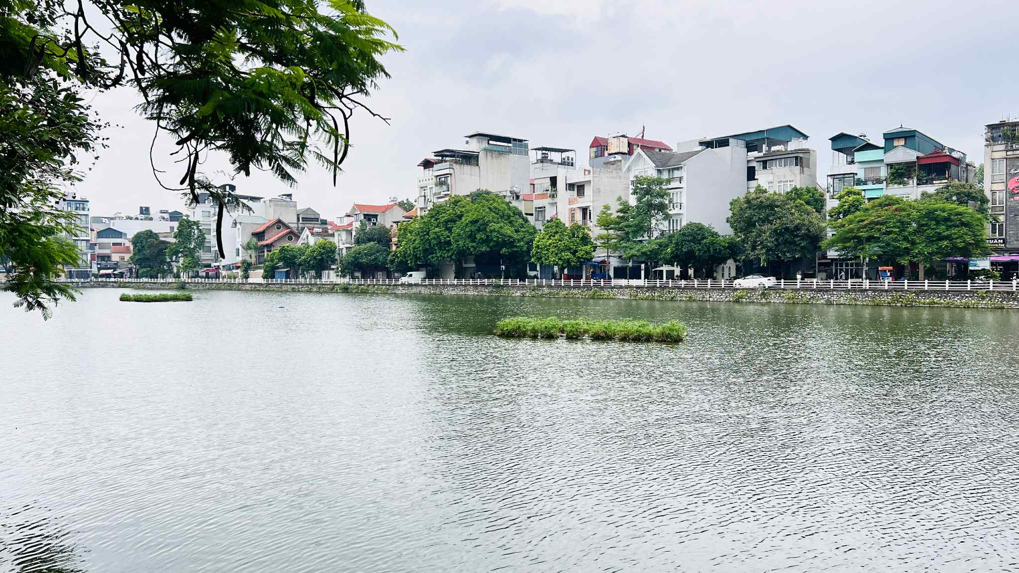  bán nhà mặt hồ Bồ Đề, diện tích 226m, mặt tiền 12m, 2 thoáng, full thổ cư 