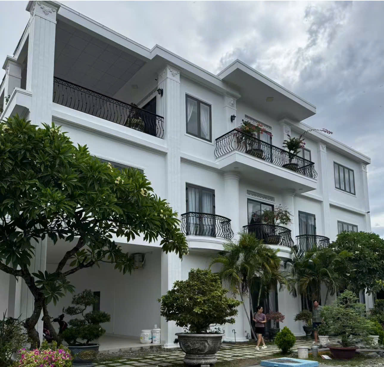  BÁN BIỆT THỰ NGHỈ DƯỠNG – ĐƯỜNG HUỲNH VĂN NGHỆ, VĨNH HÒA, NHA TRANG 
Diện tích: 287m² (ngang 10m)
Kết cấu: 3 tầng – gồm 6 phòng ngủ, 4 vệ sinh
Hướng: Đông Nam mát mẻ quanh năm 
Pháp lý: Sổ hồng riêng, sang tên ngay

- Giá bán: [bạn điền giá mong muố 