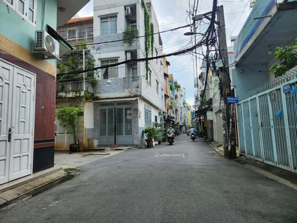  Nhà HXH Đường Huỳnh Văn Bánh Phường 13 Phú Nhuận Cũ. 