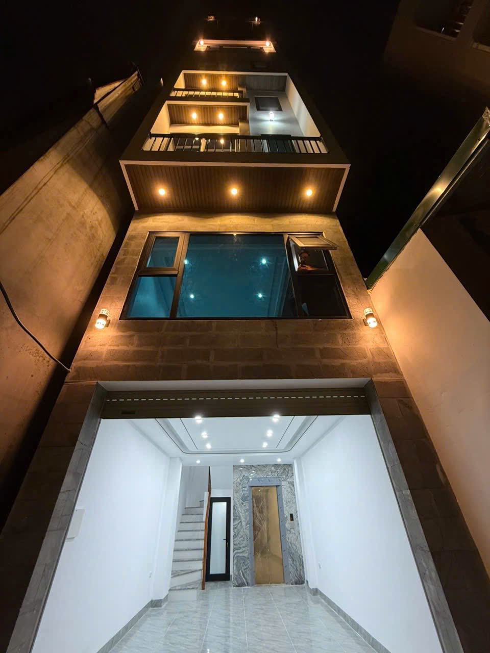  Nhà Phố Trạm 7 Tầng, 4 Phòng Ngủ, Ô Tô Đỗ Cạnh Nhà, Ngõ Thông Vài Bước Ra Phố - 10.4 Tỷ 