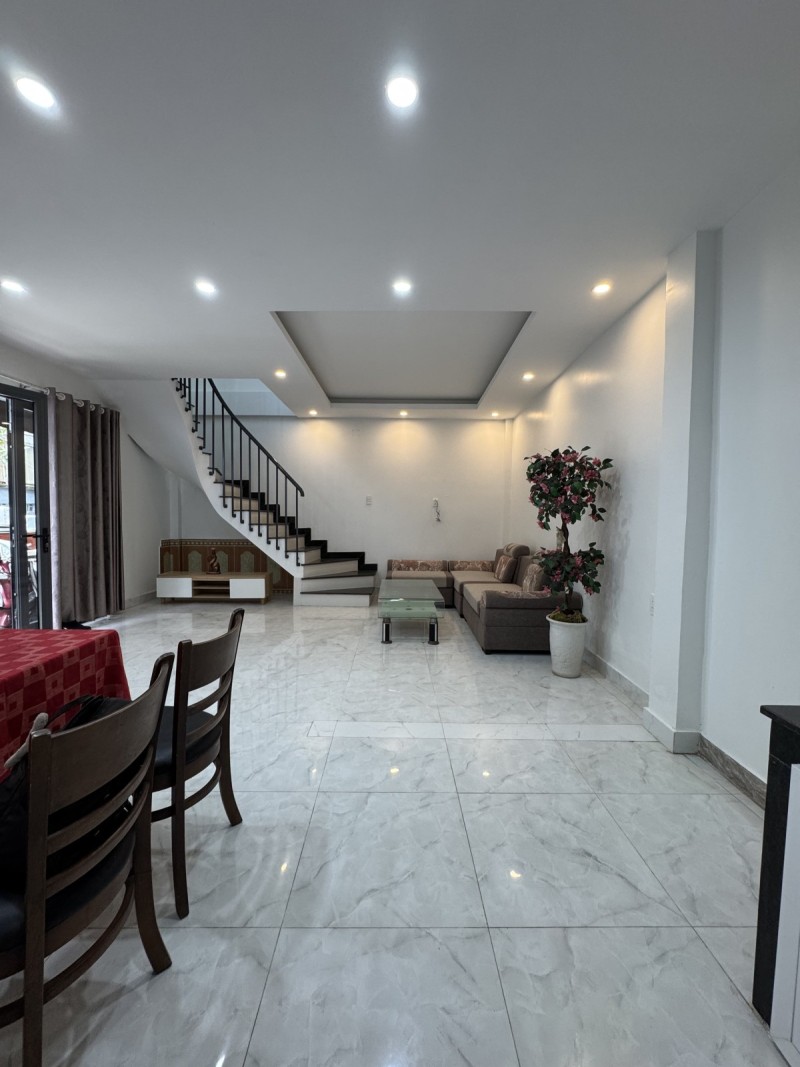  ► Kiệt 4m thẳng 25m ra Trưng Nữ Vương đi bộ ra Bạch Đằng, 3 tầng, 4 mặt thoáng, 3.xx tỷ 