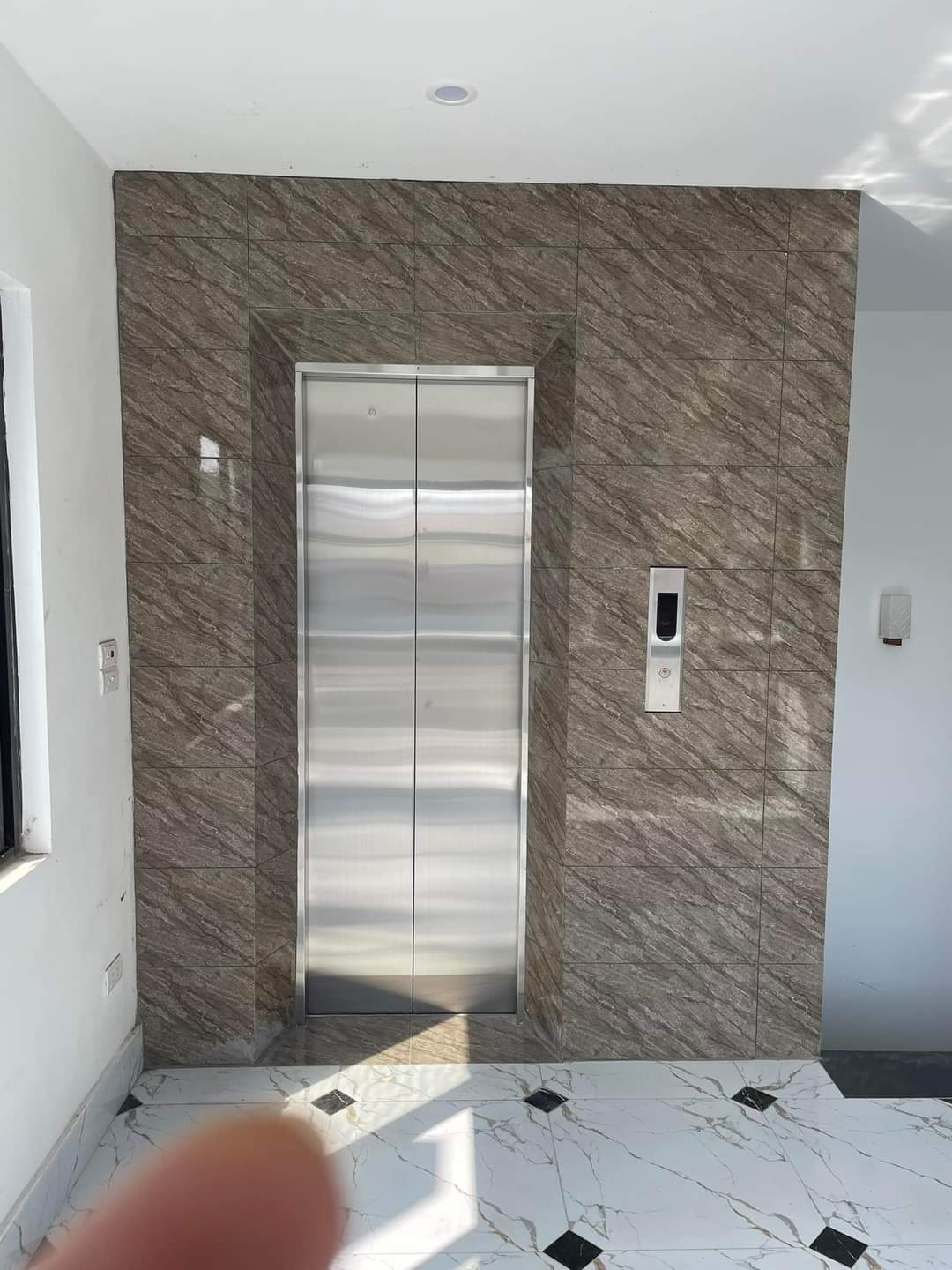  Cho thuê nhà mới, Trần Nhân Tông, thang máy; vỉa hè 119m2* 4T- 50 Tr 